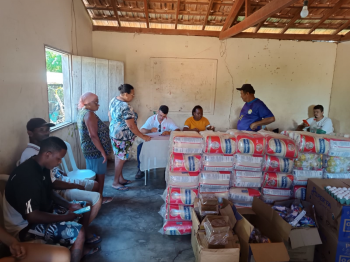 Cáritas realiza entrega de cestas básicas para famílias afetadas pela falta de chuvas