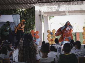 Super-heroína da Cáritas ensina crianças e adolescentes migrantes sobre higiene e prevenção à Covid
